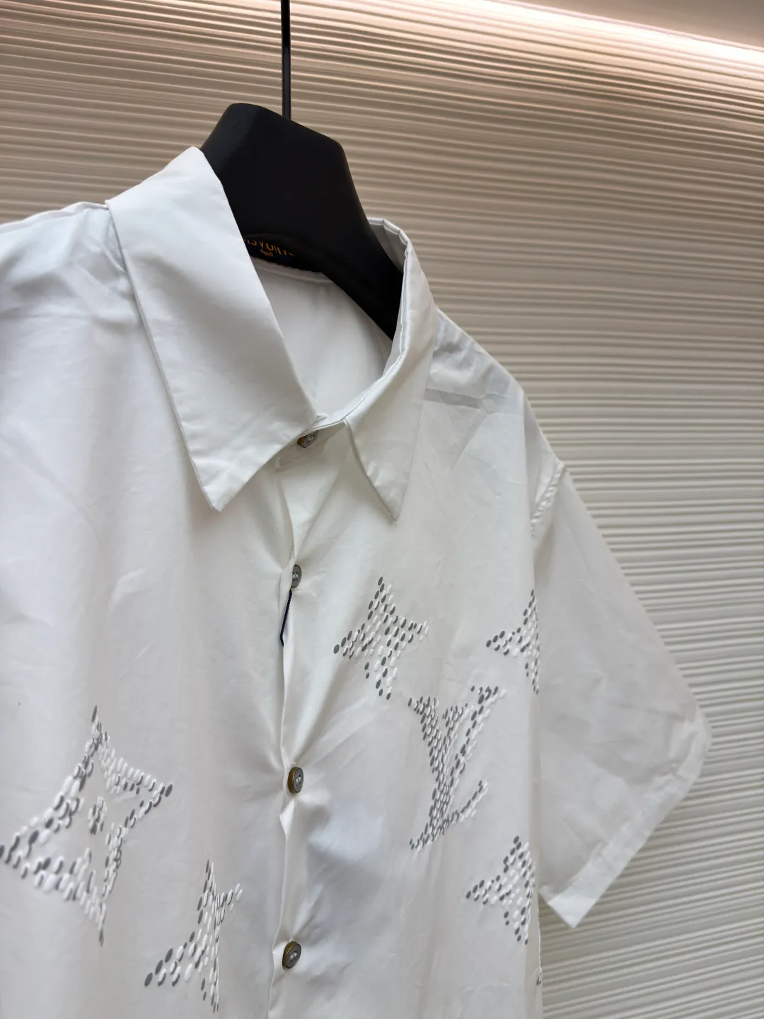 LOUIS VUITTON monogram printed short-sleeved shirt ●Original version: Purchased and developed by 9835 ●Item number: 1680421-A35 ●Fabric: silk fabric ●Technology: printing production ●Version: fitted version ●Weight: about 245 grams ●Size: S-M-L-XL ●Description: Poplin is a classic cotton fabric characterized by a large density difference between warp and weft yarns, forming a fine diamond-shaped grainy texture. This structure not only gives the fabric a refreshing and breathable wearing feel, but also ensures that its texture is light and thin but has a crisp texture, avoiding the shortcomings of ordinary thin cotton that easily collapses, perfectly supporting the neat silhouette of the shirt, while maintaining the unique skin-friendly comfort of cotton. The chest is decorated with a release printing process; it is neither too loose nor deliberately slim, aiming to create a clean silhouette and is extremely tolerant to the body shape. The standard length ensures that the hem can be tucked into trousers or hang naturally, meeting a variety of wear needs, including formal and casual. The overall wiring is straight and delicate, the fabric is comfortable and soft, and the color is consistent without color difference. It can be matched with the same style to create a fashionable look and control various occasions. Customized accessories, complete with three standards, same style for men and women!